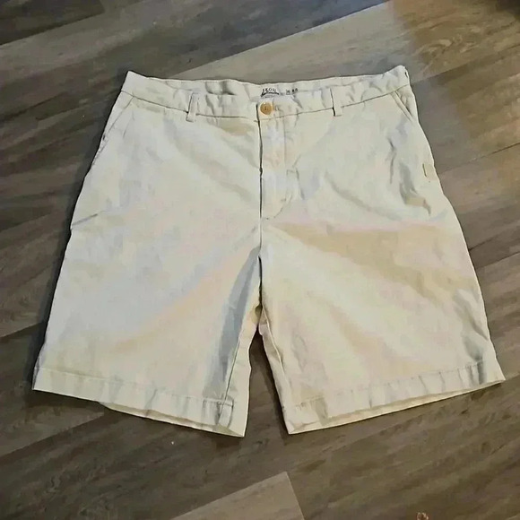 IZOD SHORTS  - Picture 1 of 5